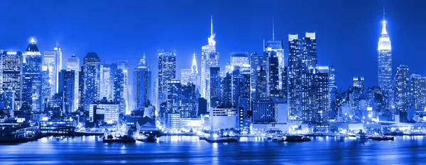 夜晚的曼哈顿天际线. — 图库照片