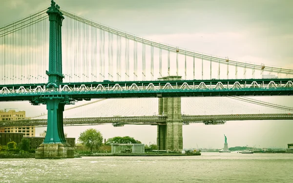 Vista da Ponte de Manhattan, Ponte de Brooklyn e Estátua da Liberdade . Fotografias De Stock Royalty-Free