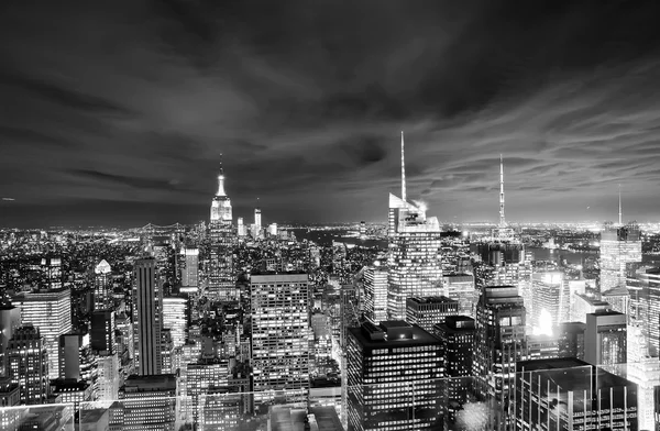 Vista de Nueva York por la noche con cielo nublado . Imágenes de stock libres de derechos