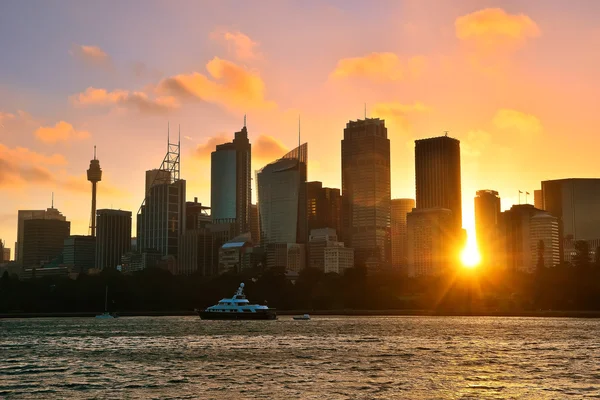 O horizonte de Sydney ao pôr do sol Fotografias De Stock Royalty-Free