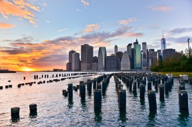 Manhattan 'ın günbatımında gökyüzü manzarası.