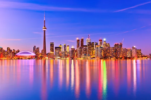 El reflejo del horizonte de Toronto en Ontario, Canadá . — Foto de Stock