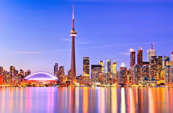 La riflessione dello skyline di Toronto in Ontario, Canada . — Foto Stock