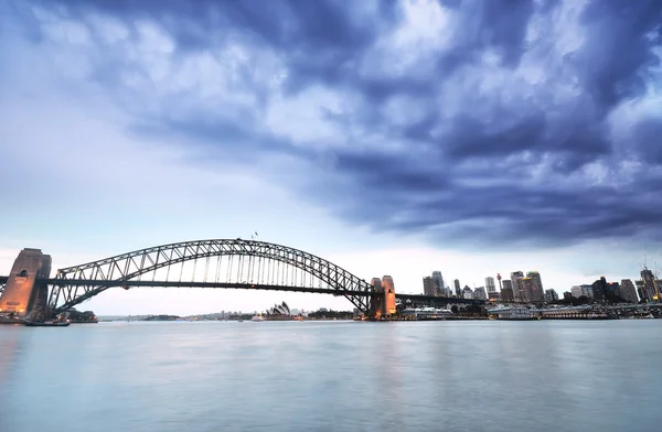 Vista del puerto de Sydney en un día nublado Imagen de stock