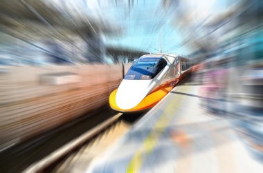 Yüksek hızlı tren yaklaşan tren istasyonu
