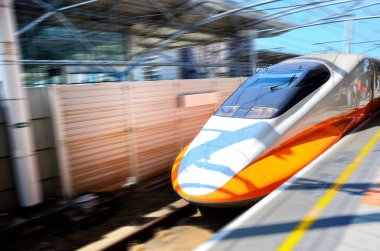 Yüksek hızlı tren yaklaşan tren istasyonu