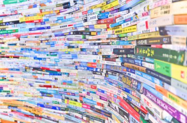Katmanlar Çin kitap olarak Şehir Kütüphanesi bir duvara yığılmış