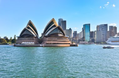 Sydney manzarası ve öğleden sonra Opera Binası