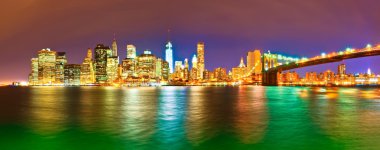 Manhattan skyline ve brooklyn Köprüsü, gece.