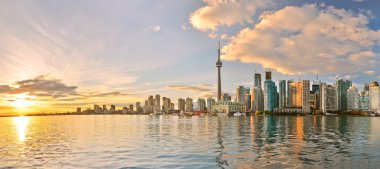 Ontario, Kanada'da Toronto manzarası gün batımında Panoraması.