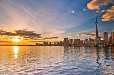 Ontario, Kanada'da Toronto manzarası gün batımında Panoraması.