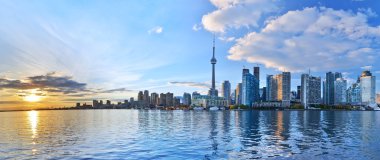 Ontario, Kanada'da Toronto manzarası gün batımında Panoraması.