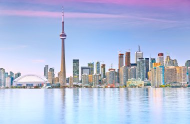Ontario, Kanada'da Toronto manzarası alacakaranlıkta.