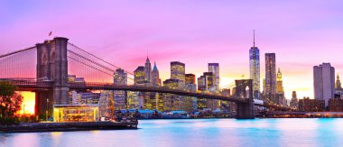 New York şehrinin görünümü alacakaranlıkta.