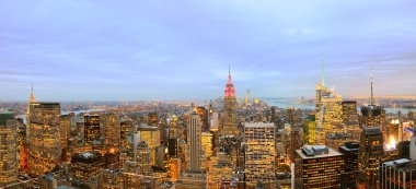 New York şehir panoraması alacakaranlıkta.