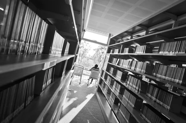 Les étudiants de la bibliothèque municipale — Photo