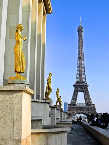 A szobrok és az Eiffel-torony Párizs, Franciaország — Stock Fotó