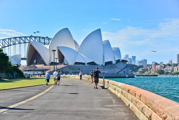 Opéra de Sydney et Harbor Bridge par une journée ensoleillée — Photo