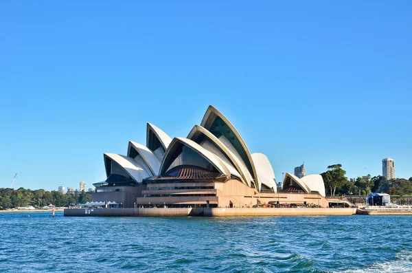 悉尼歌剧院在晴朗的一天 — 图库照片