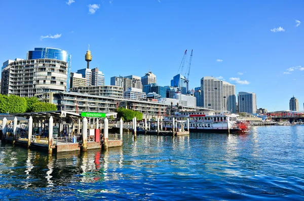 Vista de Sydney skyline e Darling Harbour em um dia ensolarado — Fotografia de Stock