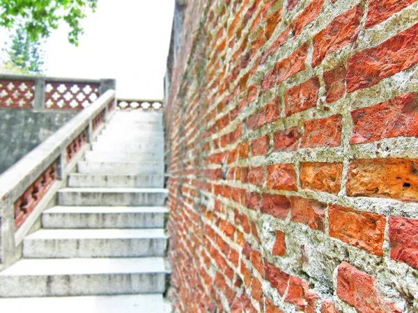 Pared de la vieja casa de ladrillo rojo — Foto de Stock