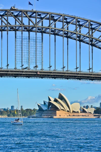 Sydney міст гавані і оперний театр в сонячний день — стокове фото