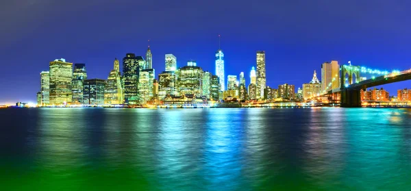 Manhattan skyline a brooklyn bridge v noci. — Stock fotografie
