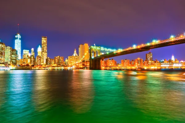 Manhattan skyline e Brooklyn Bridge à noite . — Fotografia de Stock