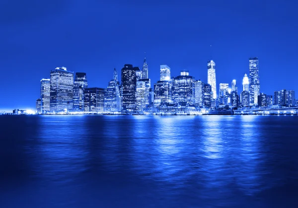 Skyline del Bajo Manhattan por la noche . —  Fotos de Stock