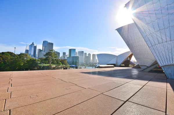 Vista de Sydney skyline e Opera House em um dia ensolarado — Fotografia de Stock