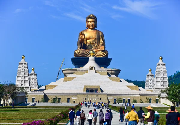 Chinese tempels en een gouden Boeddhabeeld in Kaohsiung, Taiwan. — Stockfoto