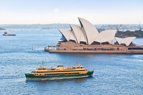 Un ferry passant par l'Opéra de Sydney — Photo