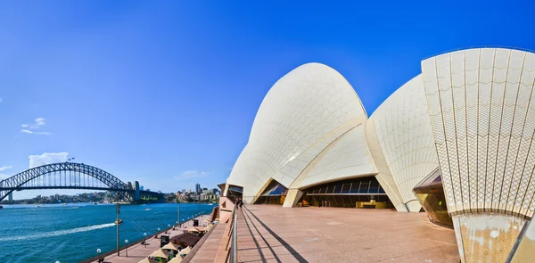 悉尼歌剧院和海港大桥在晴朗的一天 — 图库照片