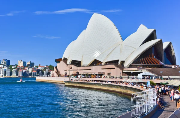 Opéra de Sydney dans une journée ensoleillée — Photo