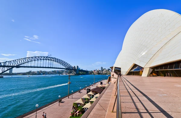 Sydney Opera House e Harbor Bridge em um dia ensolarado — Fotografia de Stock