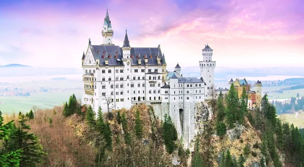 Neuschwanstein kastély alkonyatkor Németországban — Stock Fotó