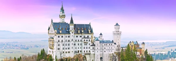 Castelo de Neuschwanstein na Alemanha ao entardecer — Fotografia de Stock