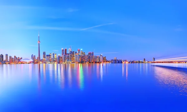 Panorama de Toronto skyline no crepúsculo em Ontário, Canadá . — Fotografia de Stock