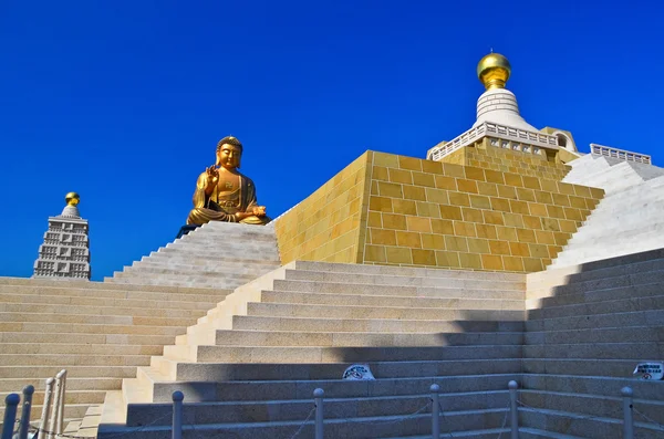 金色的佛像和高雄，台湾的中国庙宇. — 图库照片