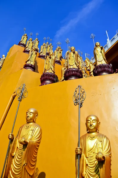 金色的佛像，在台湾高雄市的一座寺庙 — 图库照片