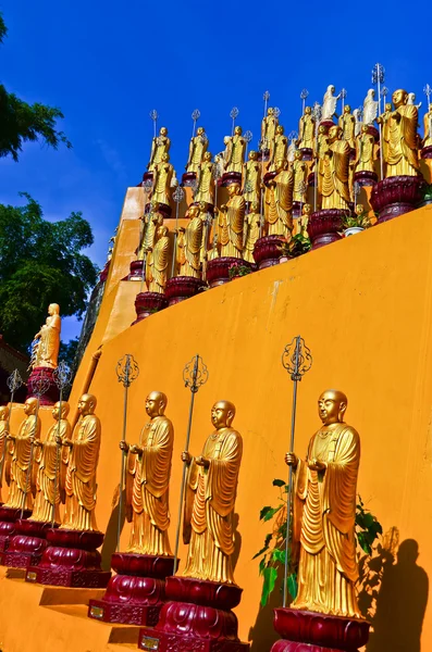 金色的佛像，在台湾高雄市的一座寺庙 — 图库照片