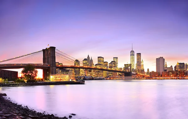 Uitzicht op New York City in de schemering. — Stockfoto