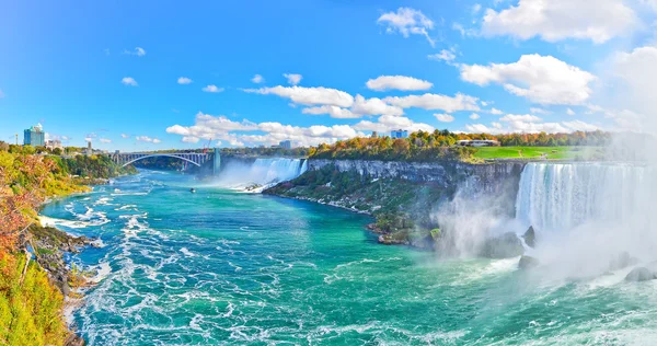 Panorama of Niagara Falls in autumn — Stock Photo, Image