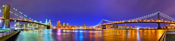 Panorama van New York City from Brooklyn's nachts Stockafbeelding