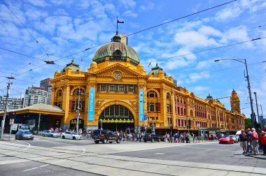 Flinders Sokağı İstasyonu Melbourne güneşli bir günde