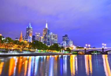 Melbourne silüeti gece görünümü