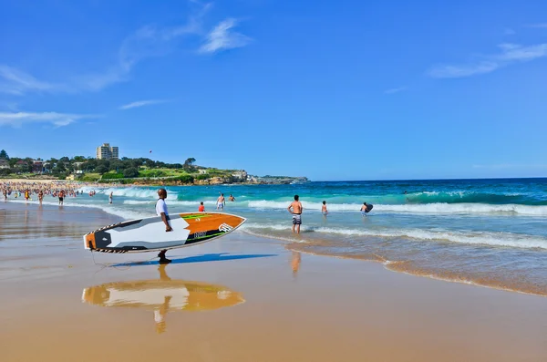 Сёрферы и пловцы на пляже Куги в Сиднее — стоковое фото