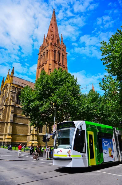 Vista da Catedral de São Paulo e do bonde moderno em Melbourne — Fotografia de Stock