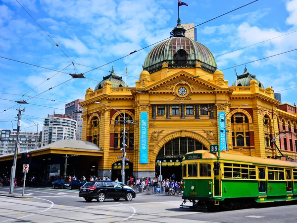 Flinders Street Station em um dia ensolarado em Melbourne — Fotografia de Stock