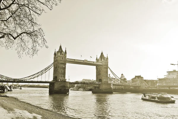 Widok z mostu tower bridge w Londynie — Zdjęcie stockowe